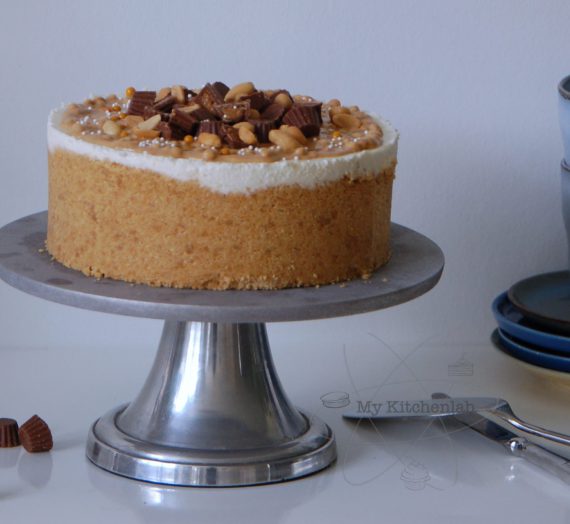 Cheesecake met  pindakaastopping.