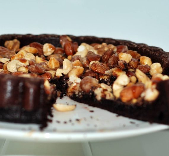 Chocoladetaart met noten en karamel