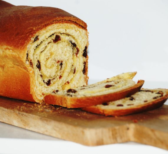 Krentenbrood met spiraal van amandelspijs